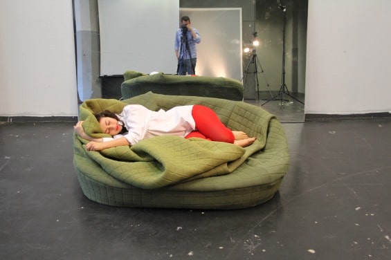 Sofa that literally surrounds you   DesignRulz.com