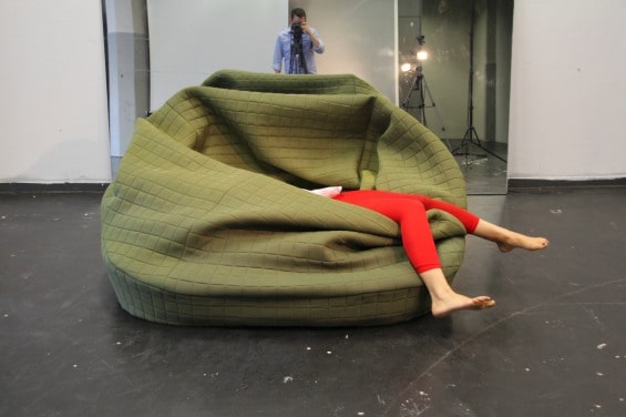 Sofa that literally surrounds you   DesignRulz.com