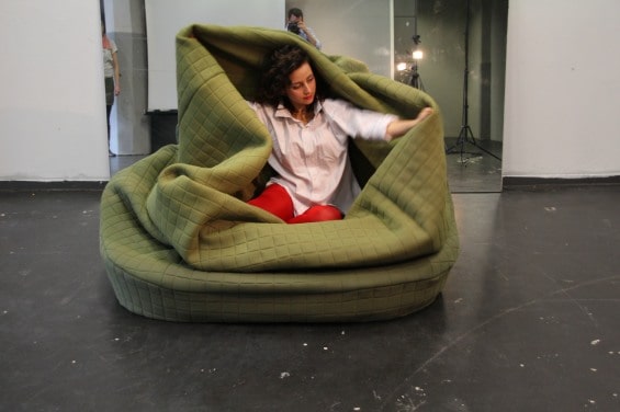 Sofa that literally surrounds you   DesignRulz.com