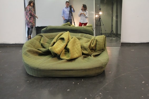 Sofa that literally surrounds you   DesignRulz.com