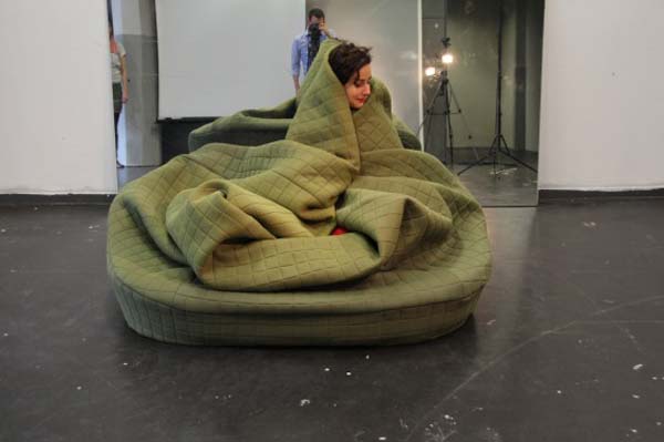 Sofa that literally surrounds you   DesignRulz.com