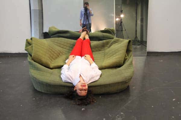 Sofa that literally surrounds you   DesignRulz.com