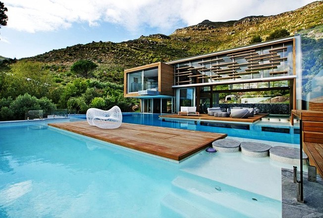 Mountainside Home Integrated into Its Powerful Natural Surroundings